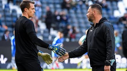 Willkommen zurück. Am Montag wird Trainer Pal Dardai (r.) auch Torhüter Alexander Schwolow auf dem Trainingsplatz begrüßen können.