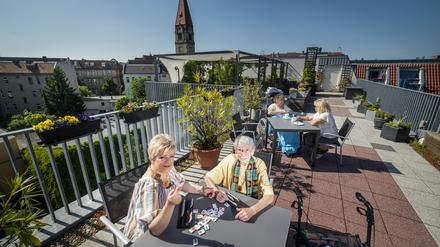 Die ehrenamtliche Mitarbeiterin Britta mit einer Bewohnerin des vollstationären Hospiz’ Ricam.
