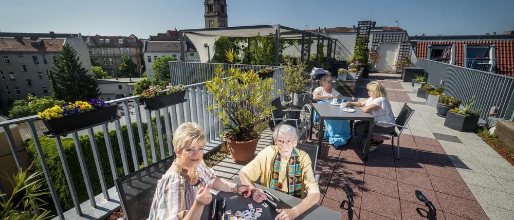 Die ehrenamtliche Mitarbeiterin Britta mit einer Bewohnerin des vollstationären Hospiz’ Ricam.