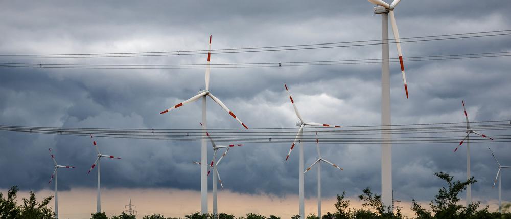 23.06.2023, Sachsen-Anhalt, Zörbig: Eine Regenfront zieht über die Landschaft nördlich von Bitterfeld-Wolfen hinweg. Im Tagesverlauf sind weitere flächige Regenfälle erwartet. Foto: Jan Woitas/dpa +++ dpa-Bildfunk +++