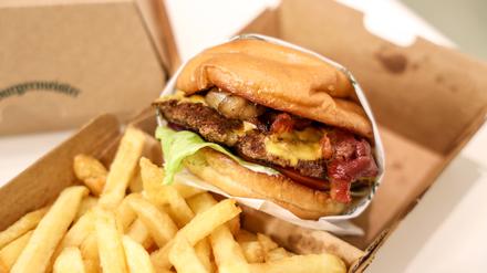 Bald auch in Potsdam: Hamburger mit Pommes Frites von Burgermeister aus Berlin