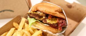 Bald auch in Potsdam: Hamburger mit Pommes Frites von Burgermeister aus Berlin