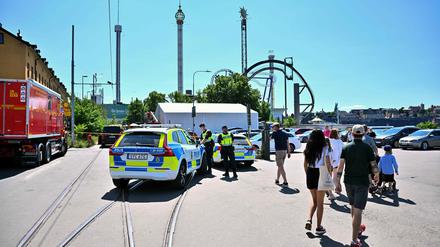 Polizeiwagen vor dem Vergnügungspark „Gröna Lund“ in Stockholm