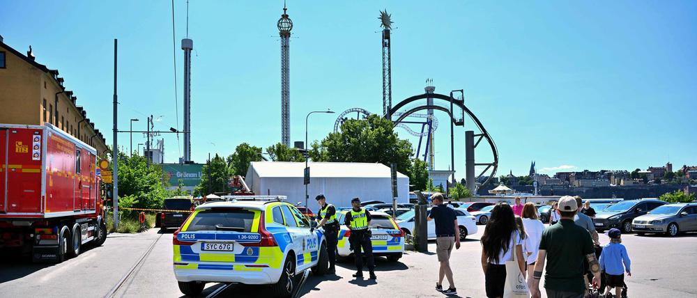 Polizeiwagen vor dem Vergnügungspark „Gröna Lund“ in Stockholm