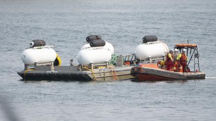 24.06.2023, Kanada, St. John’s: Die Startrampe des Tauchboots „Titan“ wird in die Werft der Küstenwache im Hafen von St. John’s gebracht.