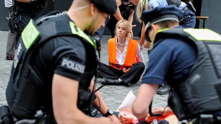 Polizisten ergreifen Maßnahmen gegen Aktivisten der Gruppe „Letzte Generation“.