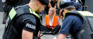 Polizisten ergreifen Maßnahmen gegen Aktivisten der Gruppe „Letzte Generation“.