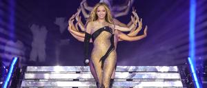 Großer Auftritt. Beyoncé schreitet, begleitet von Tänzerinnen, die Showtreppe hinab. 