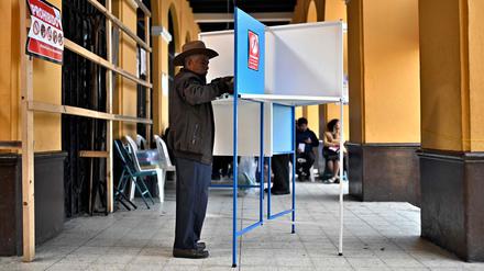 Ein Mann gibt am 25. Juni 2023 in einem Wahllokal in San Juan Sacatepequez seine Stimme ab.