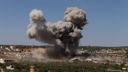 25.06.2023, Syrien, Dschisr asch-Schughur: Rauch steigt nach einem Luftangriff russischer Kampfflugzeuge auf, der unter anderem einen Gemüsemarkt am Rande der Stadt traf.