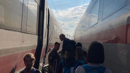 25.06.2023, Sachsen, Halle/Saale: Ein ICE wird auf offener Strecke evakuiert, indem die Fahrgäste in einen anderen Zug umsteigen. Aufgrund einer technischen Störung ist ein ICE der Deutschen Bahn auf der Saale-Elster-Talbrücke südlich von Halle liegengeblieben. Foto: Larissa Frey/dpa +++ dpa-Bildfunk +++
