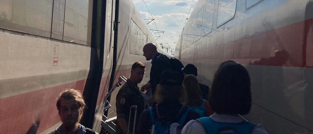 25.06.2023, Sachsen, Halle/Saale: Ein ICE wird auf offener Strecke evakuiert, indem die Fahrgäste in einen anderen Zug umsteigen. Aufgrund einer technischen Störung ist ein ICE der Deutschen Bahn auf der Saale-Elster-Talbrücke südlich von Halle liegengeblieben. Foto: Larissa Frey/dpa +++ dpa-Bildfunk +++