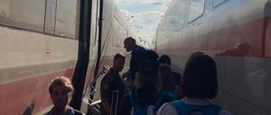 25.06.2023, Sachsen, Halle/Saale: Ein ICE wird auf offener Strecke evakuiert, indem die Fahrgäste in einen anderen Zug umsteigen. Aufgrund einer technischen Störung ist ein ICE der Deutschen Bahn auf der Saale-Elster-Talbrücke südlich von Halle liegengeblieben. Foto: Larissa Frey/dpa +++ dpa-Bildfunk +++