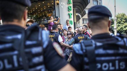 25.06.2023, Türkei, Istanbul: Polizisten blockieren Demonstranten während der Pride-Parade in Istanbul.