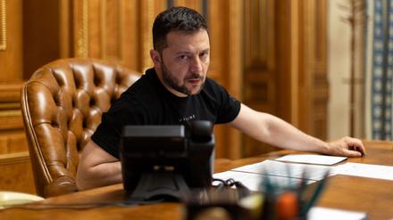 Der ukrainische Präsident Selenskyj bei einer Telefonschalte (Archivbild).