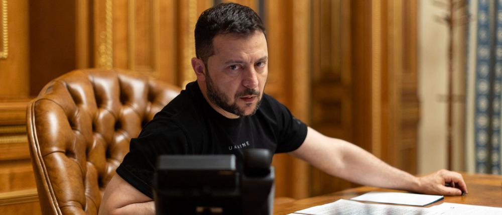 Der ukrainische Präsident Selenskyj bei einer Telefonschalte (Archivbild).