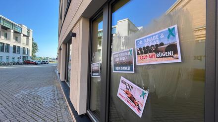 Klimaaktivisten bekleben das Haus in der Schiffbauergasse, in dem der Aufsichtsratschef der Deutschen ReGas sitzt.  Sie protestieren gegen das geplante LNG-Terminal vor Rügen. 