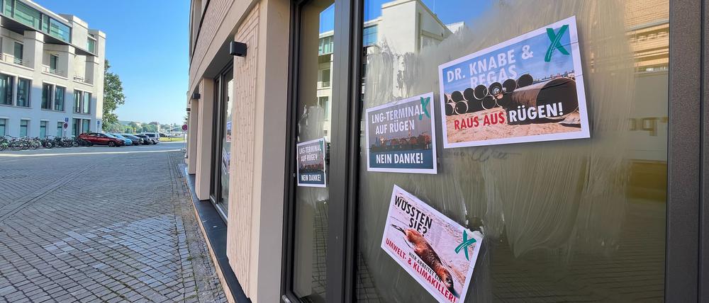 Klimaaktivisten bekleben das Haus in der Schiffbauergasse, in dem der Aufsichtsratschef der Deutschen ReGas sitzt.  Sie protestieren gegen das geplante LNG-Terminal vor Rügen. 