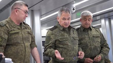 Auf diesem Foto inspiziert der russische Verteidigungsminister Schoigu (m.) einen Gefechtsstand an einem nicht genannten Ort in der Ukraine.