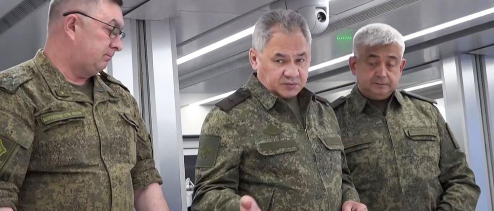 Auf diesem Foto inspiziert der russische Verteidigungsminister Schoigu (m.) einen Gefechtsstand an einem nicht genannten Ort in der Ukraine.