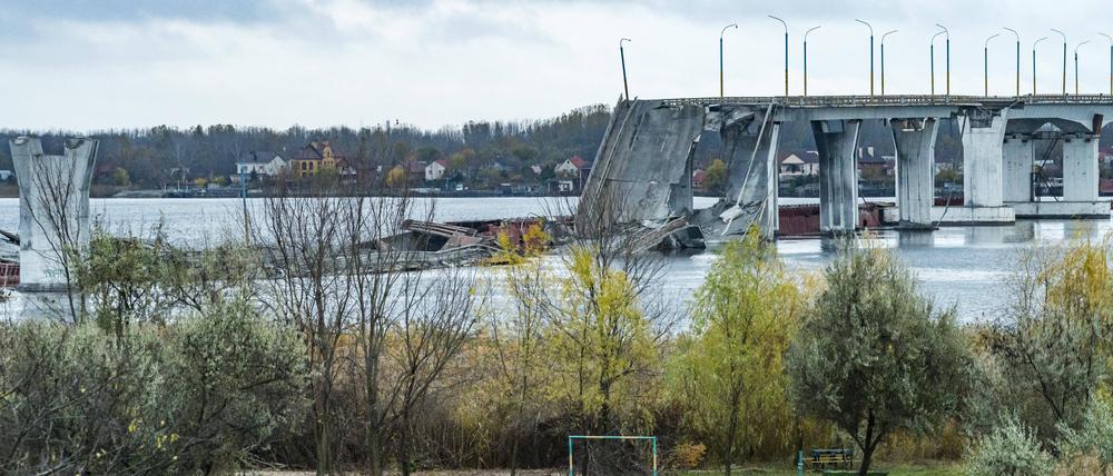 Die russische Armee hat die Antoniwkabrücke offenbar zerstört, um die Gegenoffensive der Ukraine abzubremsen (Archivbild).