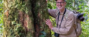 Der Förster Peter Wohlleben steht im ruandischen Nationalpark Nyungwe an einem nach ihm benannten Mahagoni-Baum. 