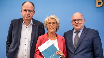 Christiane Schönefeld, Vorsitzende der Mindestlohnkommission, zwischen Steffen Kampeter, Hauptgeschäftsführer der Bundesvereinigung der Deutschen Arbeitgeberverbände (BDA, re.) und Stefan Körzell, Mitglied DGB-Vorstands. 