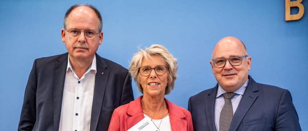 Christiane Schönefeld, Vorsitzende der Mindestlohnkommission, zwischen Steffen Kampeter, Hauptgeschäftsführer der Bundesvereinigung der Deutschen Arbeitgeberverbände (BDA, re.) und Stefan Körzell, Mitglied DGB-Vorstands. 