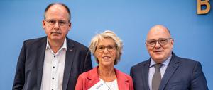 Christiane Schönefeld, Vorsitzende der Mindestlohnkommission, zwischen Steffen Kampeter, Hauptgeschäftsführer der Bundesvereinigung der Deutschen Arbeitgeberverbände (BDA, re.) und Stefan Körzell, Mitglied DGB-Vorstands. 