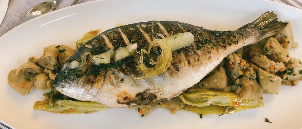 Prunkstück: Im Ganzen gegrillte Dorade.