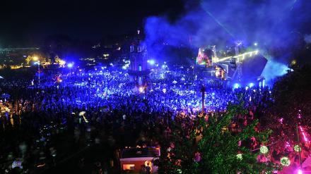 Tanzende nachts an der Turmbühne auf dem Fusion-Festival.