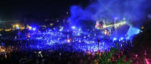 Tanzende nachts an der Turmbühne. Fusion Festival in Lärz.