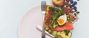 Strikte Mahlzeiten und Kalorienbudgets können beide helfen, abzunehmen, vor allem, wenn sich Abnehmwillige auch beraten lassen.