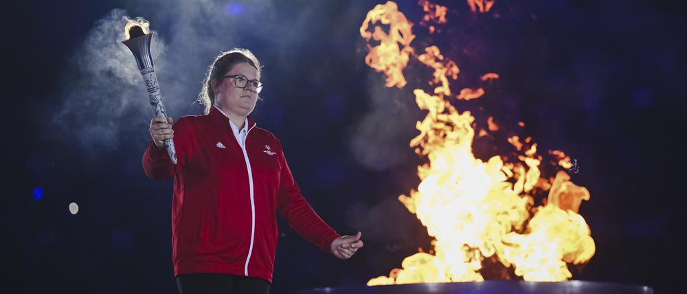 Sophie Rensmann entzündet das Feuer.