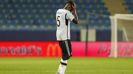 Kopfschmerzen. U-21-Kapitan Yann-Aurel Bisseck nach der Niederlage gegen Tschechien.