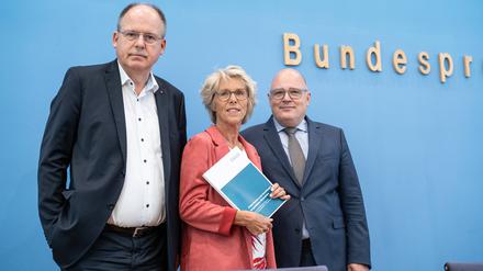 DGB-Vorstand Stefan Körzell (li.), ist enttäuscht, Arbeitgebervertreter Steffen Kampeter und die Kommissionsvorsitzende Christiane Schönefeld sind zufrieden. 