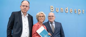 DGB-Vorstand Stefan Körzell (li.), ist enttäuscht, Arbeitgebervertreter Steffen Kampeter und die Kommissionsvorsitzende Christiane Schönefeld sind zufrieden. 