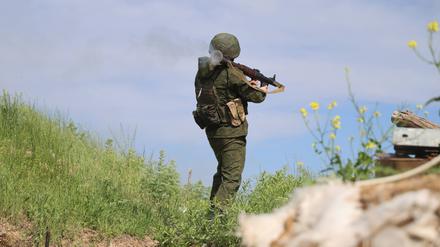 Ein russischer Soldat bei seinem Einsatz an der Front nahe der Stadt Awdejewka.