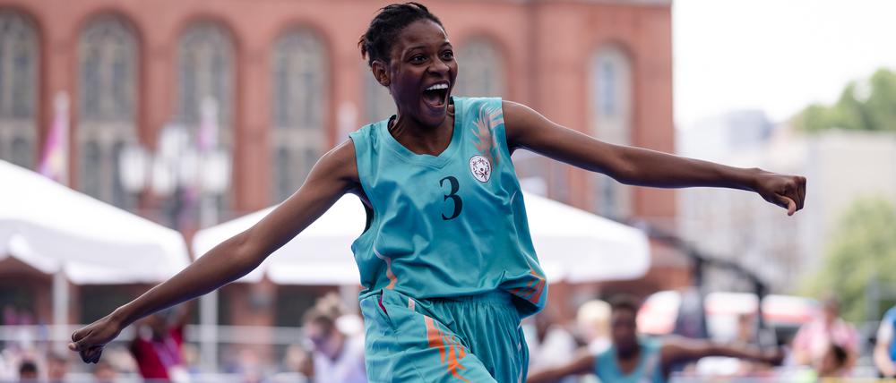Das 3x3 Basketballteam von der Elfenbeinküste feiert.