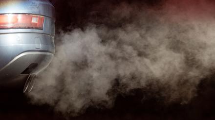 Klimaneutral werden. Elektromobilität statt mit Benzin und Diesel betriebene Autos, die viele Abgase produzieren, spielt dabei eine bedeutende Rolle. 