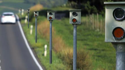 Blitzer auf einer Landstraße.