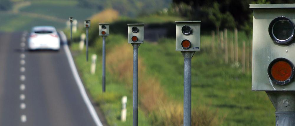 Blitzer auf einer Landstraße.