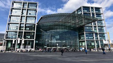 Die Zug-Kathedrale der Hauptstadt ist Deutschlands und Europas modernster und größter Hauptbahnhof. Er gilt sowohl als technische und architektonische Großtat als auch als Symbol der deutschen Ingenieurwissenschaft. Berliner Hauptbahnhof 2018 *** The train cathedral of the capital is Germanys and Europes most modern and largest central station. It is considered both a technical and architectural feat as well as a symbol of German engineering Berlin Hauptbahnhof in 2018