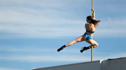 Die Berliner Pole-Performerin Franziska Zahl, besser bekannt als FRZNTE.