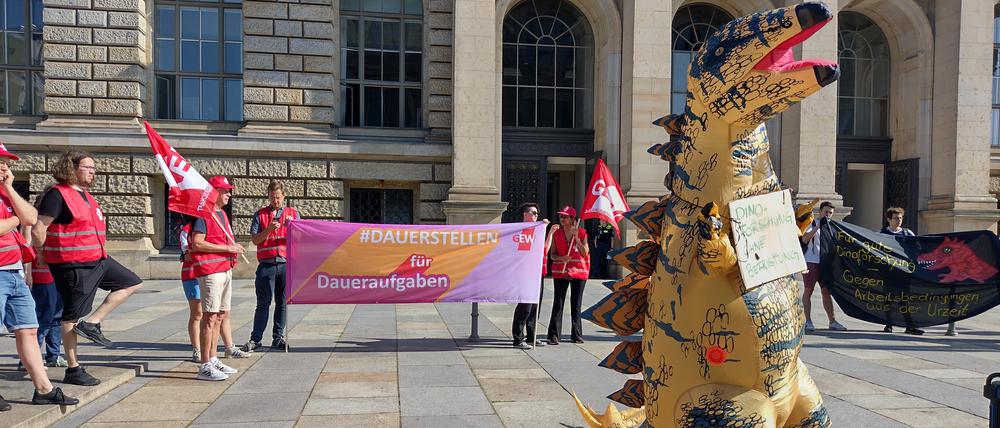 Protest am Montag vor dem Abgeordnetenhaus: Linke und Grüne versuchten per Antrag, den Unis ein freiwilliges Bemühen um mehr Dauerstellen bis April 2025 abzuringen. Dies scheiterte.