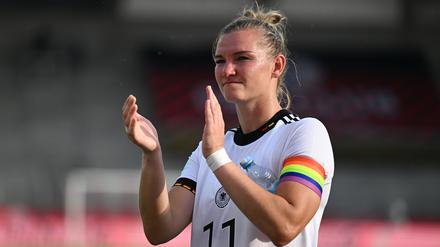 Alexandra Popp und ihre Kollegin bekommen im Erfolgsfall nur die Fifa-Prämien.