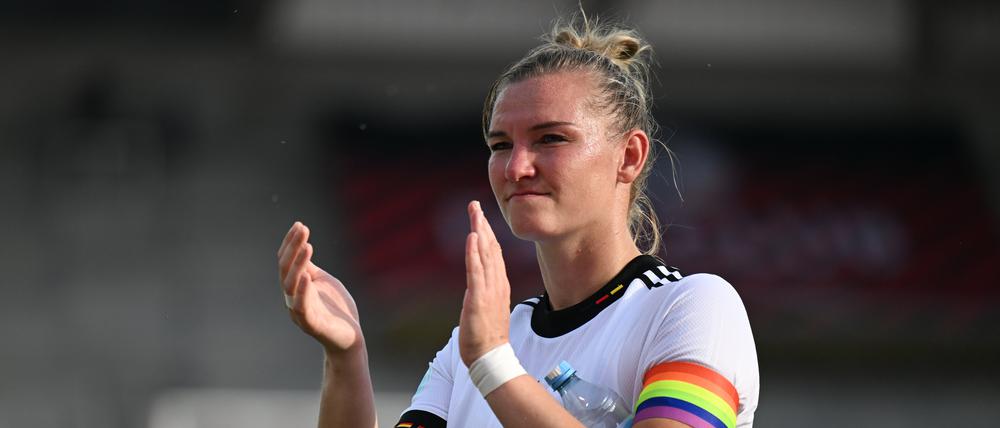 Alexandra Popp und ihre Kollegin bekommen im Erfolgsfall nur die Fifa-Prämien.