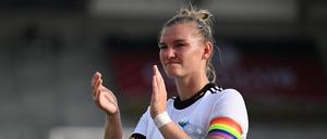 Alexandra Popp und ihre Kollegin bekommen im Erfolgsfall nur die Fifa-Prämien.