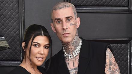 ARCHIV - 03.04.2022, USA, Las Vegas: Kourtney Kardashian (l), US-Reality-Star, und Travis Barker, US-Musiker, kommen zur 64. jährlichen Grammy-Verleihung in der MGM Grand Garden Arena.  (zu dpa: «Schwangere Kourtney Kardashian verrät Geschlecht des Babys») Foto: Jordan Strauss/Invision/AP/dpa +++ dpa-Bildfunk +++