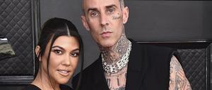 ARCHIV - 03.04.2022, USA, Las Vegas: Kourtney Kardashian (l), US-Reality-Star, und Travis Barker, US-Musiker, kommen zur 64. jährlichen Grammy-Verleihung in der MGM Grand Garden Arena.  (zu dpa: «Schwangere Kourtney Kardashian verrät Geschlecht des Babys») Foto: Jordan Strauss/Invision/AP/dpa +++ dpa-Bildfunk +++